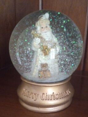 Holiday Classics Scenic Christmas Santa Snow Globe Gold Base